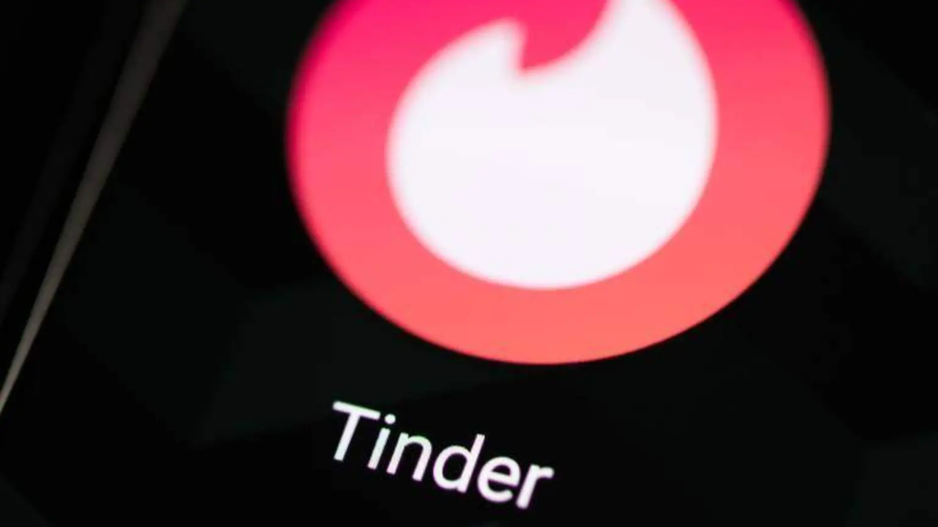 Mujer que conoció en Tinder lo envenena y aprovecha para saquear su casa